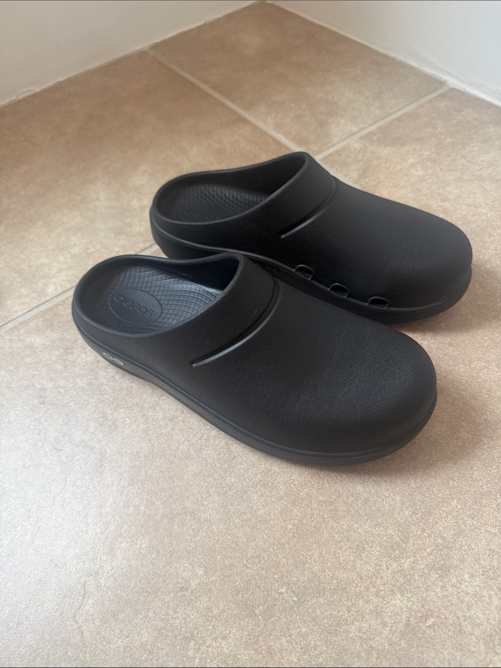 OOFOS Recovery Clogs Black EUC